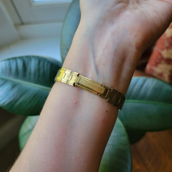 Vintage Dainty Gold Avia 17 Jewels Swiss Made Incabloc Watch - Picture 5 of 8